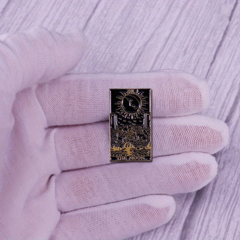 1pc Gothic "The Moon" Tarot Card Enamel Pin, Vintage Sun Design, Personalized Metal Badge, Dark Series Novelty Brooch for Men, Clothing, Hats, Bags Accessories, Alloy Material