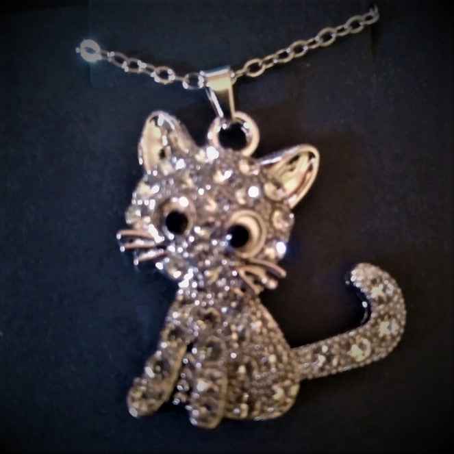 SparklePaws White Rhinestone Cat Collar - Dazzling Bling for Stylish Felines - Pedlar's Attic