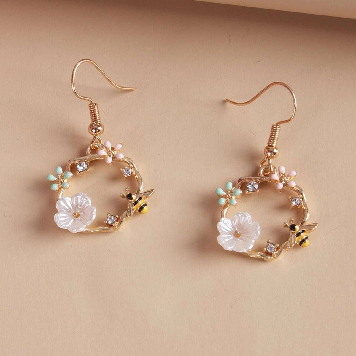 Dongda Super Fairy Quality Silvery Needle Bee Garland Shell Flower Stud Earrings