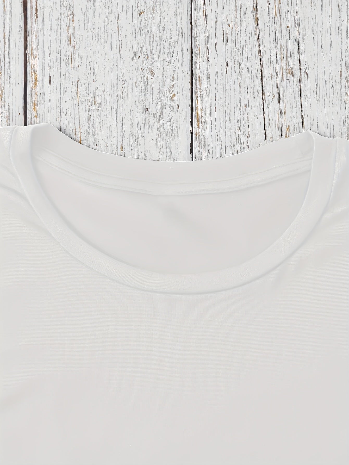 Women'S T-shirt, With Its Simple Yet Refined Design, Is Crafted From Soft And Comfortable Fabric, Creating A Versatile Style That Perfectly Embodies A Woman'S Elegant Demeanor And Youthful Vitality.