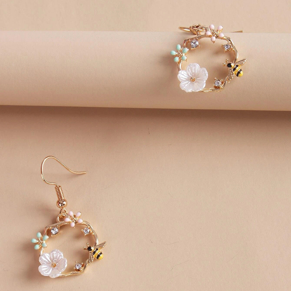 Dongda Super Fairy Quality Silvery Needle Bee Garland Shell Flower Stud Earrings